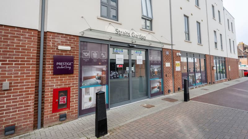 Straits Garden, Egham image 16
