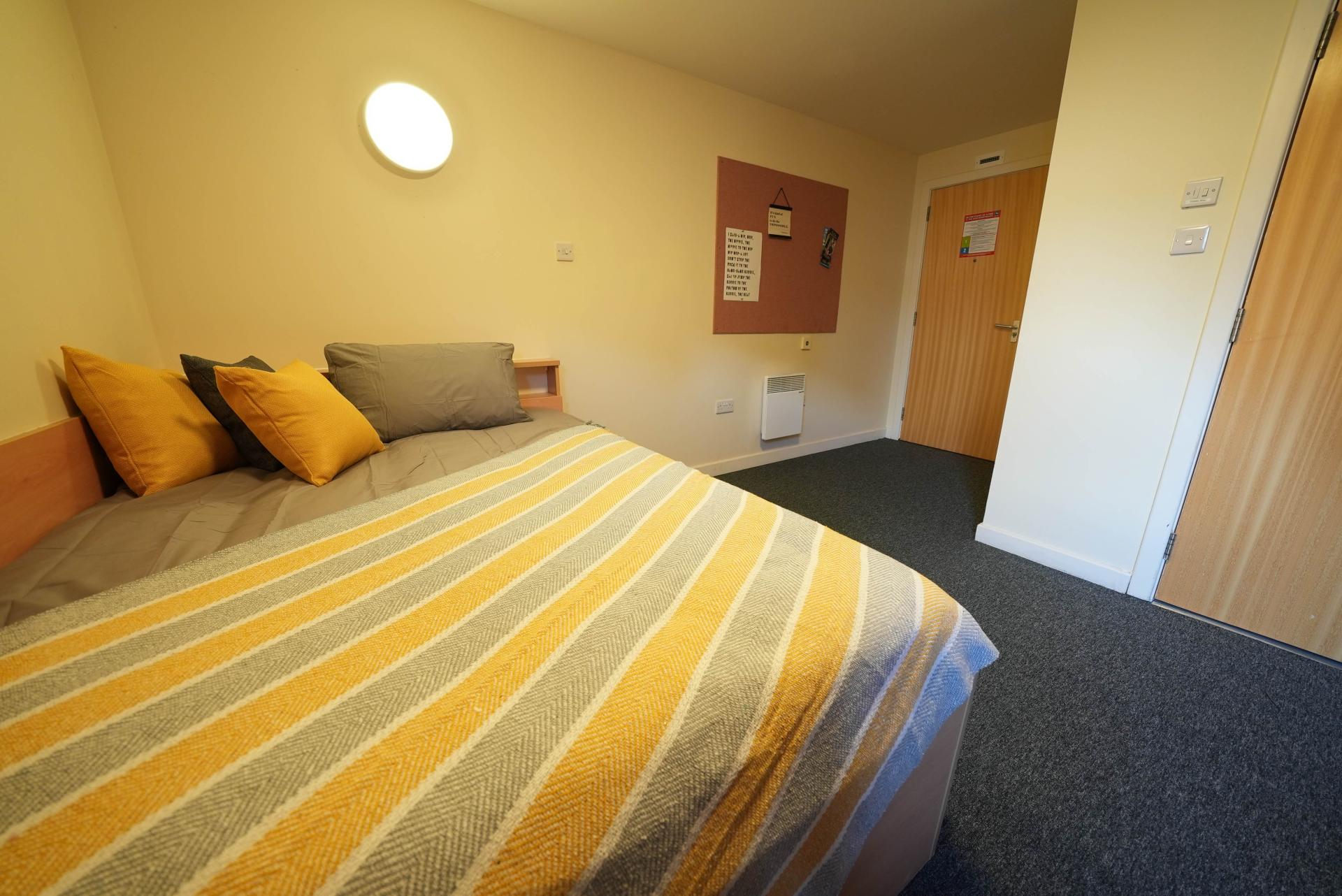 Double Ensuite ( within a 5 bed flat )