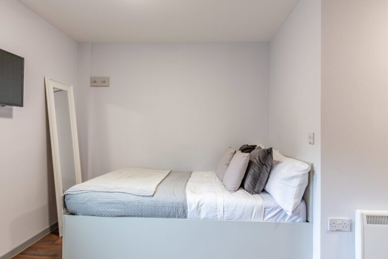 Bryson Court - Premium Studio