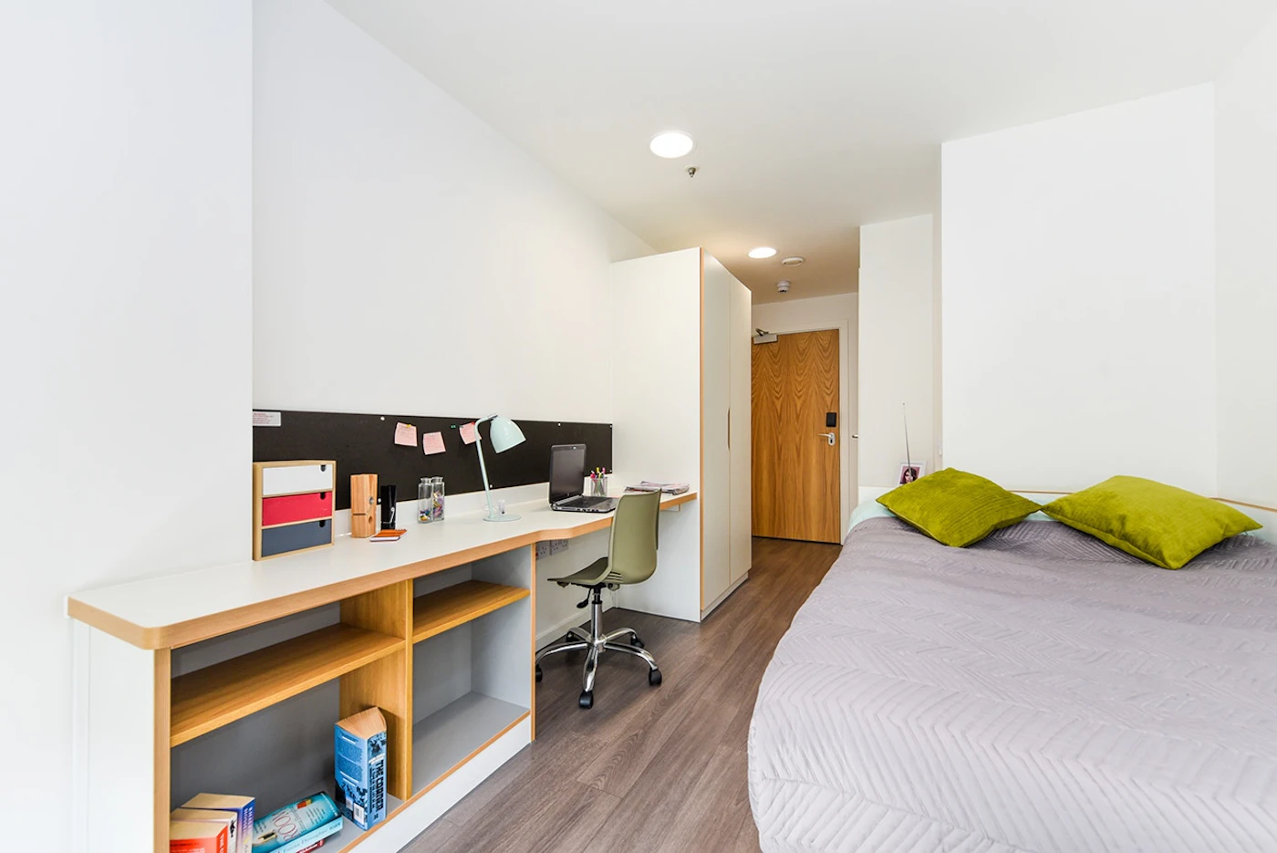 Ensuite Gold - City View